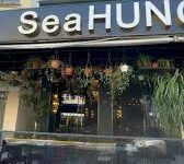 Sixty Six Beach Cafe Alanya’da deniz kenarında renkli şezlonglar, palmiye ağaçları ve gün batımı manzarası