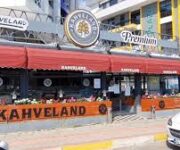 Alanya’da yer alan Kahveland şubesinin modern dış cephesi ve kafe oturma alanı