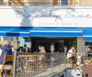 Alanya'da Seventy Seven Coffee & Bakery önünde sergilenen taze kruvasanlar, latte eşliğinde modern bir kahve sunumu