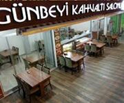 Alanya Günbeyi Kahvaltı Salonu’nda serpme kahvaltı sunumu; zeytin, peynir, yumurta, reçel, taze yeşillikler ve sıcak çay eşliğinde zengin kahvaltı masası