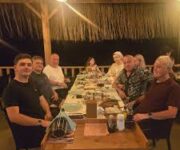 Ali Yılmaz Restaurant Alanya’nın deniz manzaralı açık alanında, şık bir masada sunulmuş ızgara balık, salata, limon dilimleri ve soğuk içecekler yer almakta.