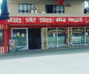 Aksoy Simit Sarayı & Unlu Mamülleri vitrininde taze simitler, poğaçalar ve börek çeşitleri