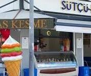 Sütçü İmam Dondurma’nın dondurma tezgâhında yer alan fıstıklı, çikolatalı ve meyveli geleneksel Maraş dondurmaları, külah ve kâse sunumlarıyla birlikte görüntülenmiş