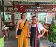 Balıkesir Peynir & Kahvaltı Salonu Alanya’da sunulan geleneksel serpme kahvaltı: Ezine peyniri, zeytin, bal, reçel, köy yumurtası, domates, salatalık, bazlama ve çay servisi