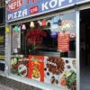 Alanya Nefis Tantuni Pizza Köfte restoranında servis edilen lavaşta tantuni, yanında turşu ve ayran ile birlikte