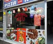 Alanya Nefis Tantuni Pizza Köfte restoranında servis edilen lavaşta tantuni, yanında turşu ve ayran ile birlikte