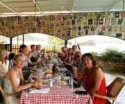 Köylüm Restaurant Alanya açık hava oturma alanı ve geleneksel Türk yemekleriyle misafirlerini ağırlıyor