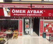 Alanya’daki Çiğköfteci Ömer Usta’da servis edilen geleneksel çiğköfte tabağı ve yanında garnitürler