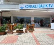 Konaklı Balık Evi Alanya dış cephesi ve servis tabağında sunulan taze ızgara balık ve mezeler