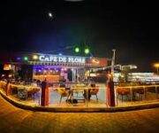 Flore Cafe Bistro’nun şık dekorasyonlu iç mekânı ve özenle hazırlanmış kahve ile tatlı sunumları