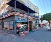 SELÇUKLU FIRIN & CAFE Alanya’da sıcak pide ve taze simitlerin sergilendiği fırın tezgahı