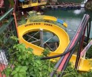 Dimçayı Regülatör Gölü Restoran Alanya’da su üstü platformda göl manzaralı oturma alanı ve doğal ortam.