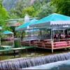 Dim Çayı kenarında yer alan alkolsüz Aktepe Restaurant’ın doğal ortam içindeki masa ve dere manzaralı oturma alanı Alanya