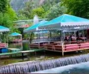 Dim Çayı kenarında yer alan alkolsüz Aktepe Restaurant’ın doğal ortam içindeki masa ve dere manzaralı oturma alanı Alanya