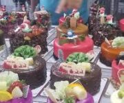 Alanya’daki Tadın Pastanesi’nin dış cephesi ve günlük taze tatlı, pasta ürünlerinin sergilendiği vitrin görünümü