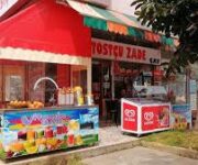 Alanya TOSTÇU ZADE’de sunulan bol kaşarlı, çıtır ekmekli, yanında patates kızartması ve ayranla servis edilen tost tabağı