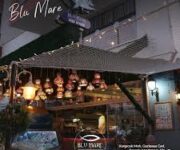 Blu Mare Fish Restaurant Alanya'da deniz manzaralı masada sunulan ızgara levrek, meze tabağı ve beyaz şarap eşliğinde Akdeniz usulü şık akşam yemeği
