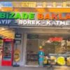 Çelebizade Baklava Alanya’da fıstıklı ve cevizli geleneksel baklavaların altın tepsilerde sergilendiği vitrin görünümü