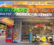 Çelebizade Baklava Alanya’da fıstıklı ve cevizli geleneksel baklavaların altın tepsilerde sergilendiği vitrin görünümü