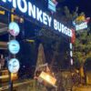 SMB MONKEY BURGER Alanya’da çift katlı cheddar peynirli hamburger, yanında çıtır patates ve soslarla servis