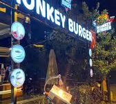 SMB MONKEY BURGER Alanya’da çift katlı cheddar peynirli hamburger, yanında çıtır patates ve soslarla servis