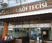 Köfteci Yusuf Alanya şubesinin dış cephesi ve giriş bölümü