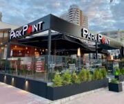 Alanya’da modern tasarımı ve ferah atmosferiyle dikkat çeken ParkPoint Cafe’nin dış mekan oturma alanı