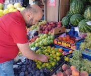 Alanya’da taze meyve ve sebze sunan Özcan Manav’da günlük taze ürünler hijyenik şekilde tezgâhlarda sergileniyor.