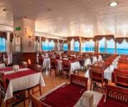 Galaxy Beach Restoran Alanya’da deniz manzaralı şık masalarda servis edilen taze deniz ürünleri ve Akdeniz mutfağı lezzetleri.