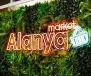 Alanya’da taze ve çeşitli gıda ürünleri sunan Alanya Market’in raflarında sebze, meyve, süt ürünleri ve temel gıda ürünleri hijyenik şekilde sergileniyor.