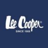 Lee Cooper mağazasında modern tasarımlı kot pantolonlar, tişörtler ve denim ceketler şık bir şekilde sergileniyor.