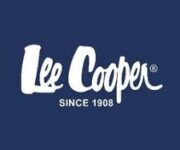 Lee Cooper mağazasında modern tasarımlı kot pantolonlar, tişörtler ve denim ceketler şık bir şekilde sergileniyor.