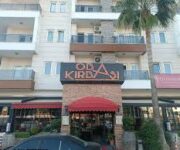 Oba Kırbaşı Kebab ve Baklava’da odun ateşinde kebap ve geleneksel Antep baklavası sunumu.