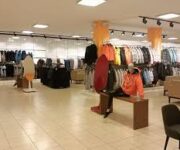 Doğan Leather mağazasında deri ceket, çanta ve aksesuarların şık bir şekilde sergilendiği iç mekan görünümü.