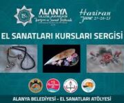 "Alanya Belediyesi El Sanatları Atölyesi’nde katılımcılar, seramik, ahşap, tekstil ve geleneksel el sanatları teknikleriyle eserler üretiyor, eğitmen rehberliğinde yaratıcılıklarını geliştiriyor."