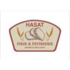 Hasat Fırın & Patisserie Alanya’da taze ekmekler, yaş pastalar ve böreklerin sergilendiği vitrin