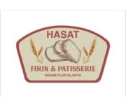 Hasat Fırın & Patisserie Alanya’da taze ekmekler, yaş pastalar ve böreklerin sergilendiği vitrin