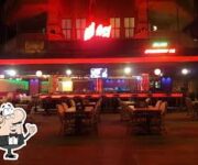 JJ’S RESTAURANT Alanya'nın deniz manzaralı açık alanında yemek keyfi yapan misafirler