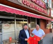 Taze ekmek ve unlu mamuller sunan Harman Ekmek Fırını & Pastane Alanya Merkez Şubesi dış cephe görünümü