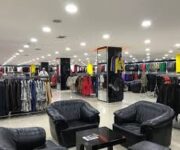 Moda Leather mağazasında kaliteli deri çantalar, cüzdanlar ve aksesuarların modern bir şekilde sergilendiği iç mekan görünümü.