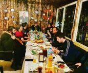 Alt metin: Kestel Balık Evi Alanya’da denize nazır taze balık servisi yapan şık bir restoran.