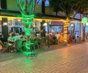 Modern ve şık tasarımıyla dikkat çeken Luna Bistro Cafe Restaurant’ın dış cephesi ve açık oturma alanı görünümü. Alanya