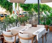 Alt metin: Dream Beach Cafe Bar Restaurant Alanya’da denize sıfır konumda, gün batımı eşliğinde servis edilen lezzetli yemekler ve kokteyller.