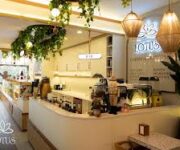 Alanya’da hizmet veren LOTUS Coffee & Tost kafenin dış cephesi ve açık oturma alanı görünümü