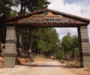 Alanya’da hizmet veren Lokanta Park restoranının dış cephesi ve geniş oturma alanı