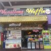 Alanya’da hizmet veren Vanillart Waffle & Cafe’nin dış cephesi ve renkli waffle sunumlarıyla süslenmiş masa görüntüsü