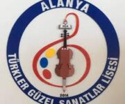 "Türkler Güzel Sanatlar Lisesi öğrencileri, resim, müzik ve sahne sanatları atölyelerinde uygulamalı derslerle sanatsal yeteneklerini geliştiriyor."