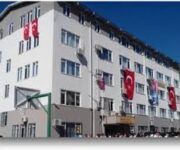 Arıkan Yılmaz Dim Mesleki ve Teknik Anadolu Lisesi binası, Alanya’da modern eğitim ortamı ve teknik donanımıyla öne çıkan okul.