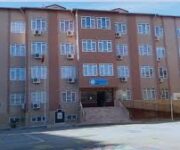 Fatma Alaettinoğlu İlkokulu binası, modern eğitim olanakları ve öğrencilere güvenli, destekleyici bir öğrenme ortamı sunan ilkokul.