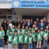 Obaköy İlkokulu binası, modern eğitim ortamı ve öğrencilerine sunduğu güvenli, dostane öğrenme alanıyla öne çıkıyor.